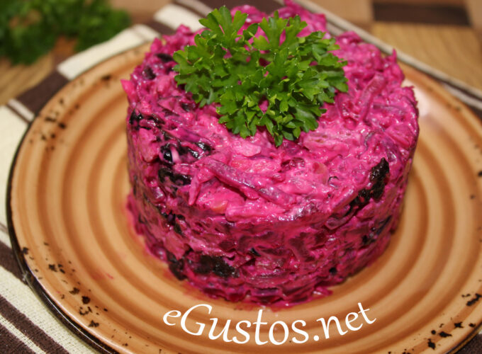 Salata de sfecla rosie cu nuci si prune uscate poza