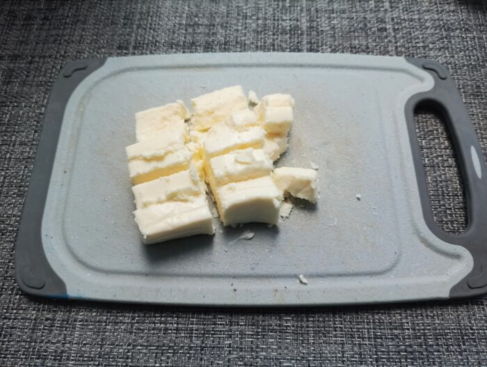 Tăiați cașcavalul topit