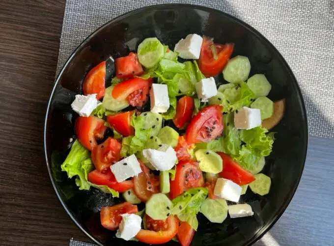 Salata cu branza feta si legume