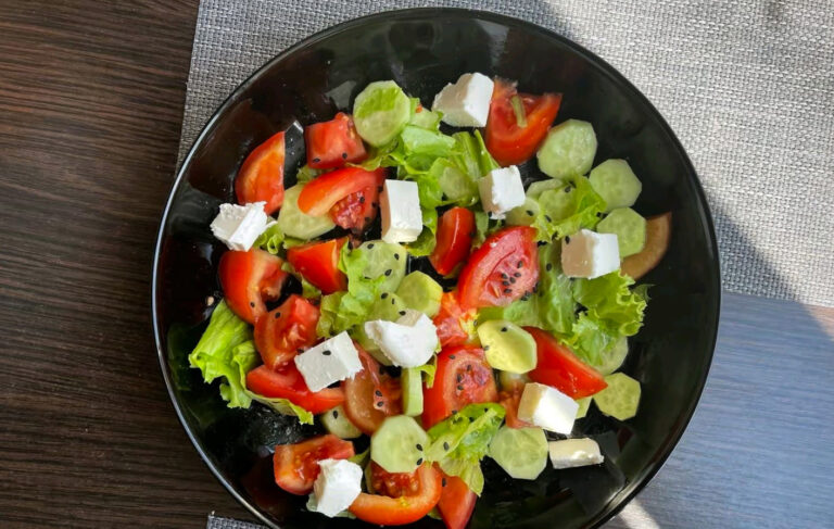 Salata cu branza feta si legume