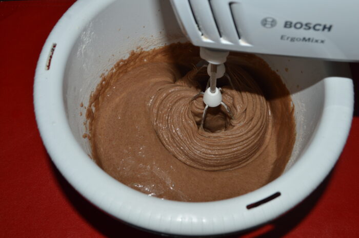 Bateti cu mixerul la viteza medie