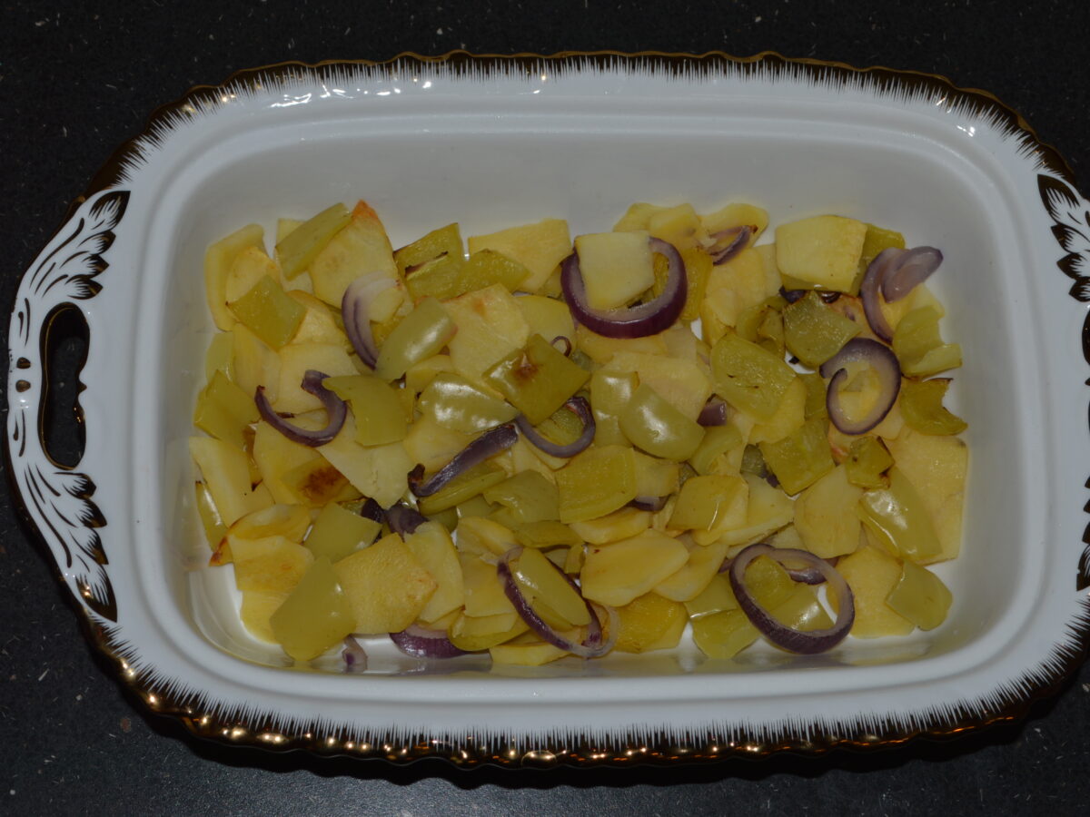 Cartofi cu ardei la cuptor poza