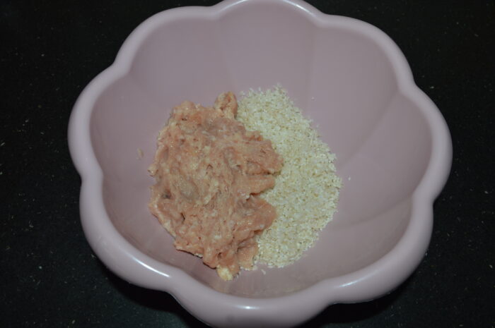 puneti orezul spalat si carnea tocata