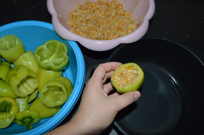 Umpleti ardeii cu umplutura pregatita