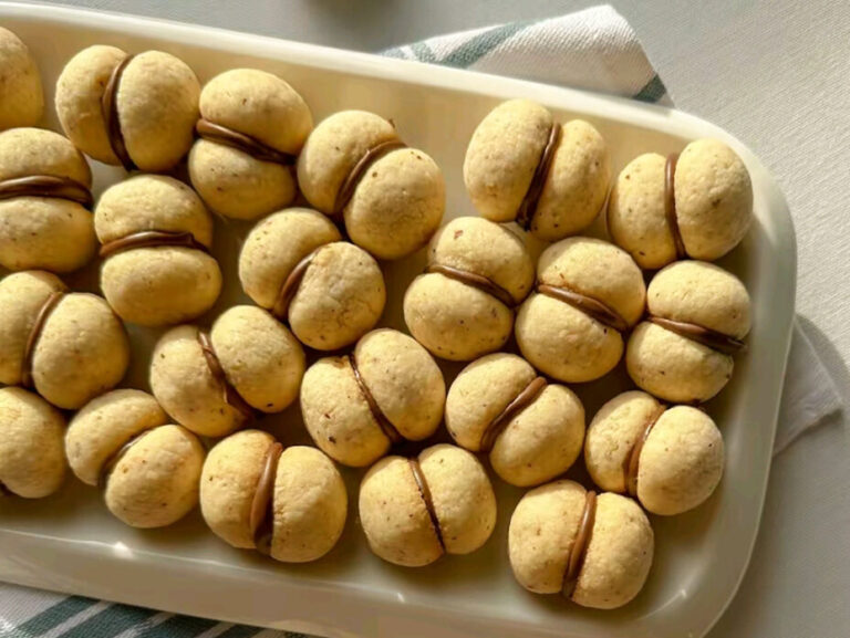Biscuiti cu alune de padure si ciocolata