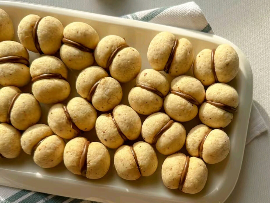 Biscuiti cu alune de padure si ciocolata poza