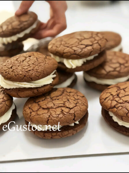 Biscuiti Brownie cu crema de branza poza