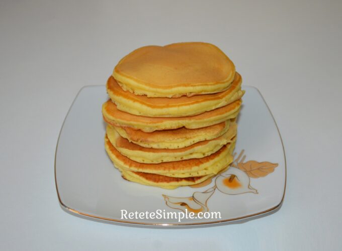 Pancakes pufoase pe farfurie