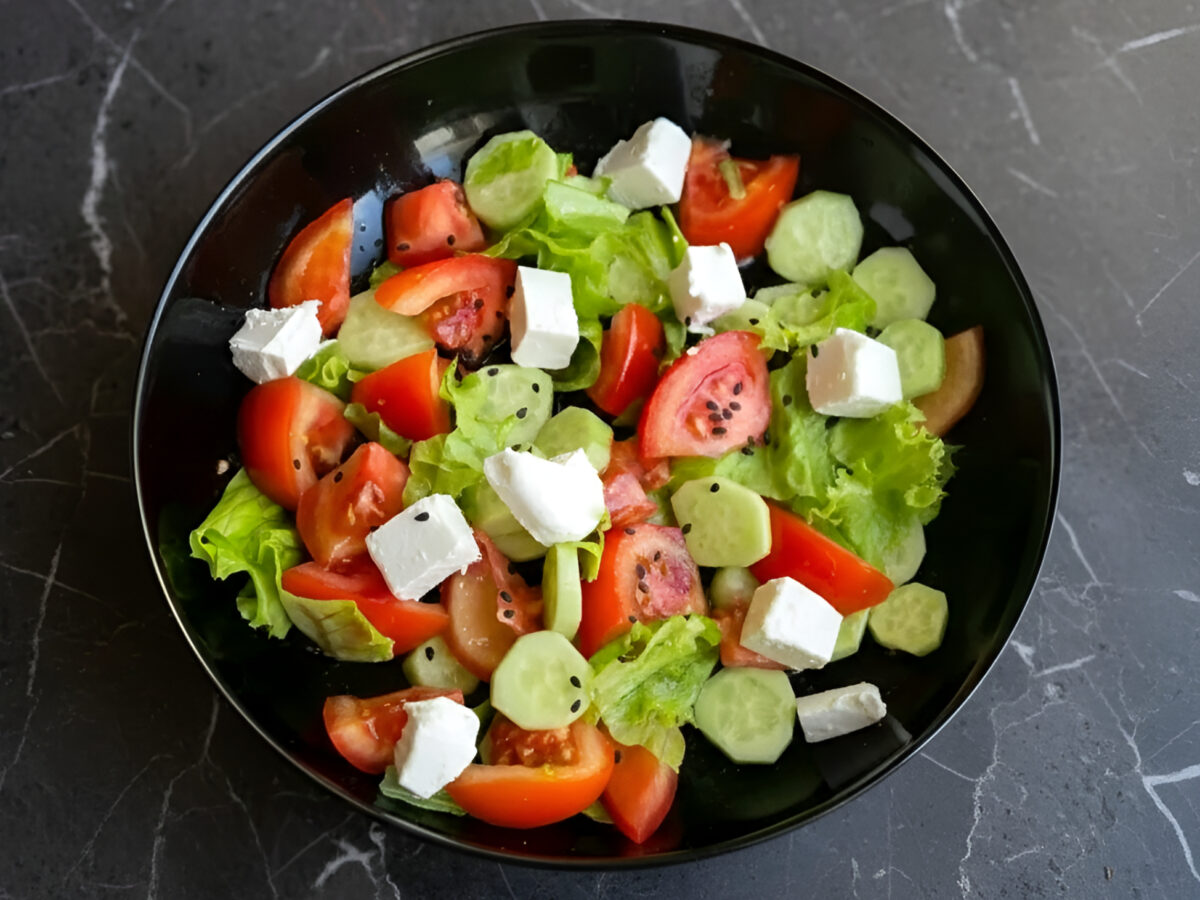 Salata cu branza feta si legume poza