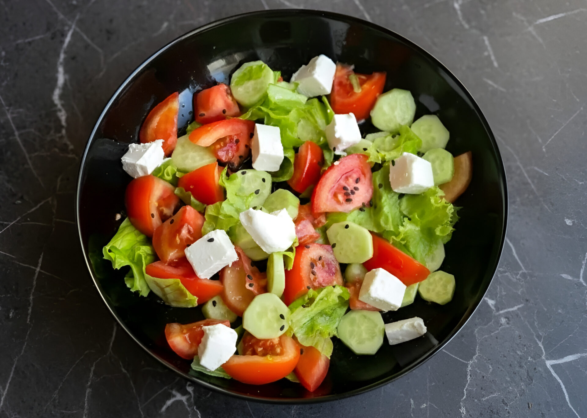 Salata cu branza feta si legume poza