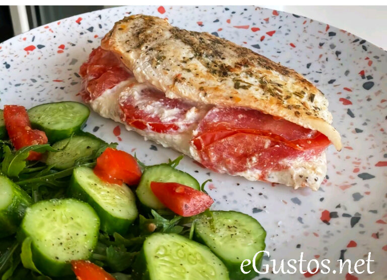 Piept de pui umplut cu cascaval si rosii