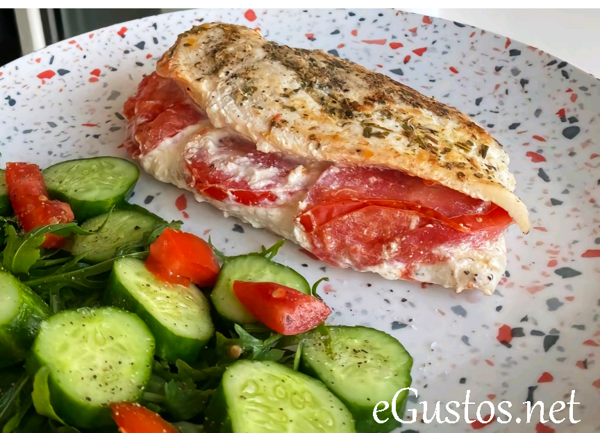 Piept de pui umplut cu cascaval si rosii poza