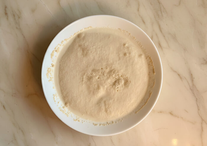 Amestecati laptele cu drojdia