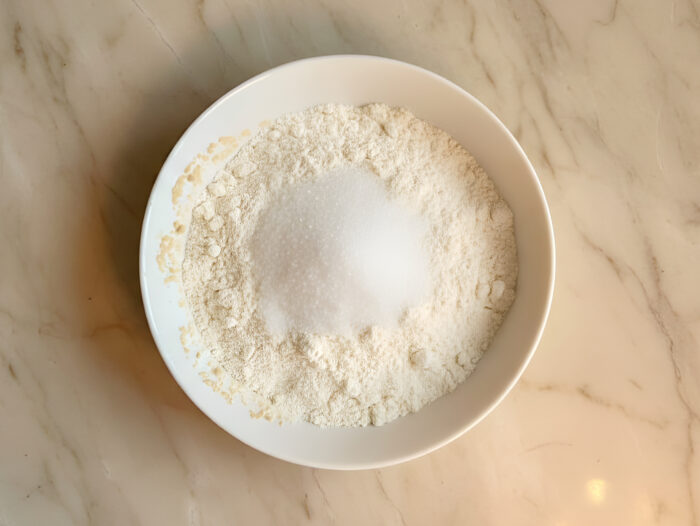 Amestecati faina cu zaharul