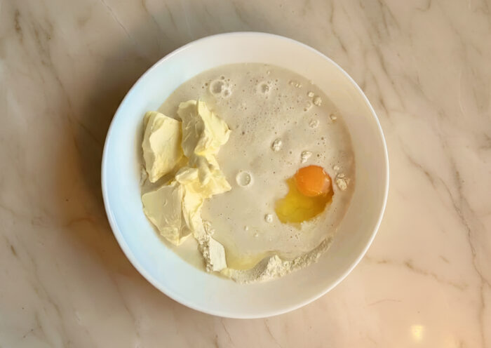 Adaugati in bolul cu faina amestecul de drojdie cu