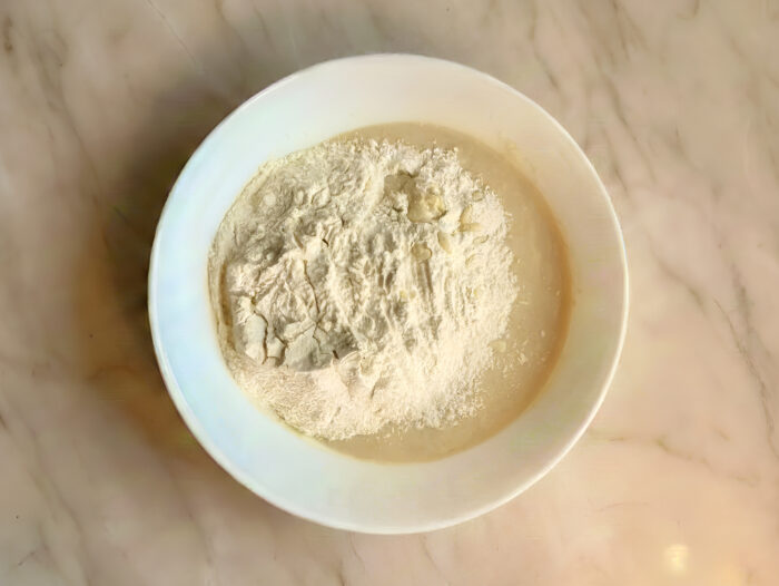 Adaugati cealalta jumatate din faina.