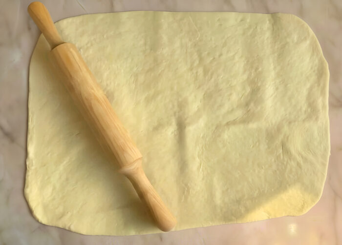 Intindeti aluatul cu un sucitor