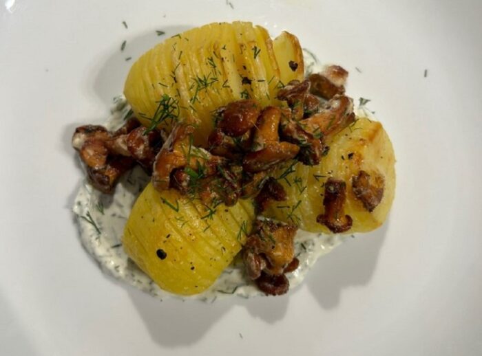 poza finala cu cartofii si ciupercile servite pe o farfurie