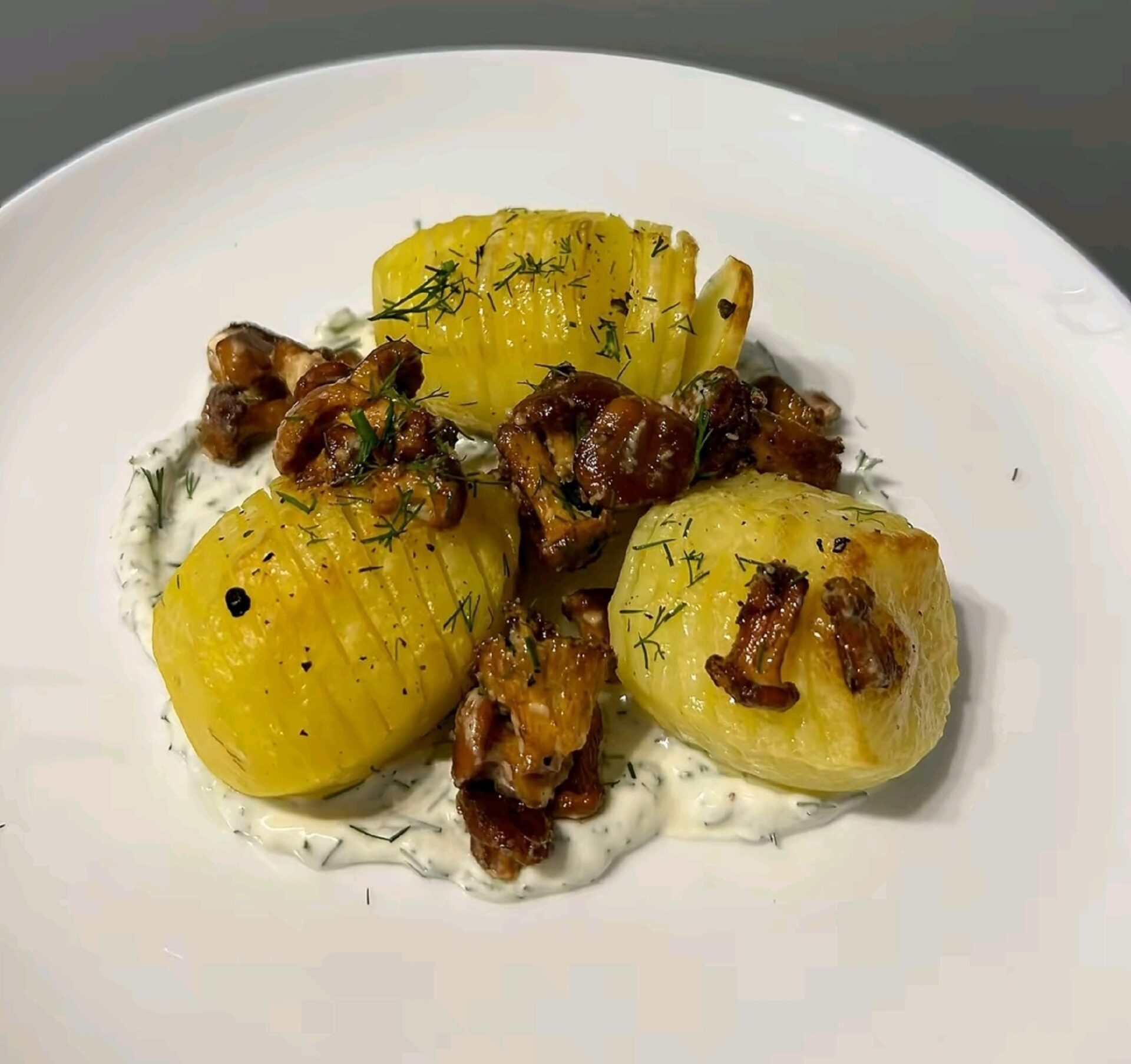 Cartofi cu ciuperci galbiori si sos de smantana