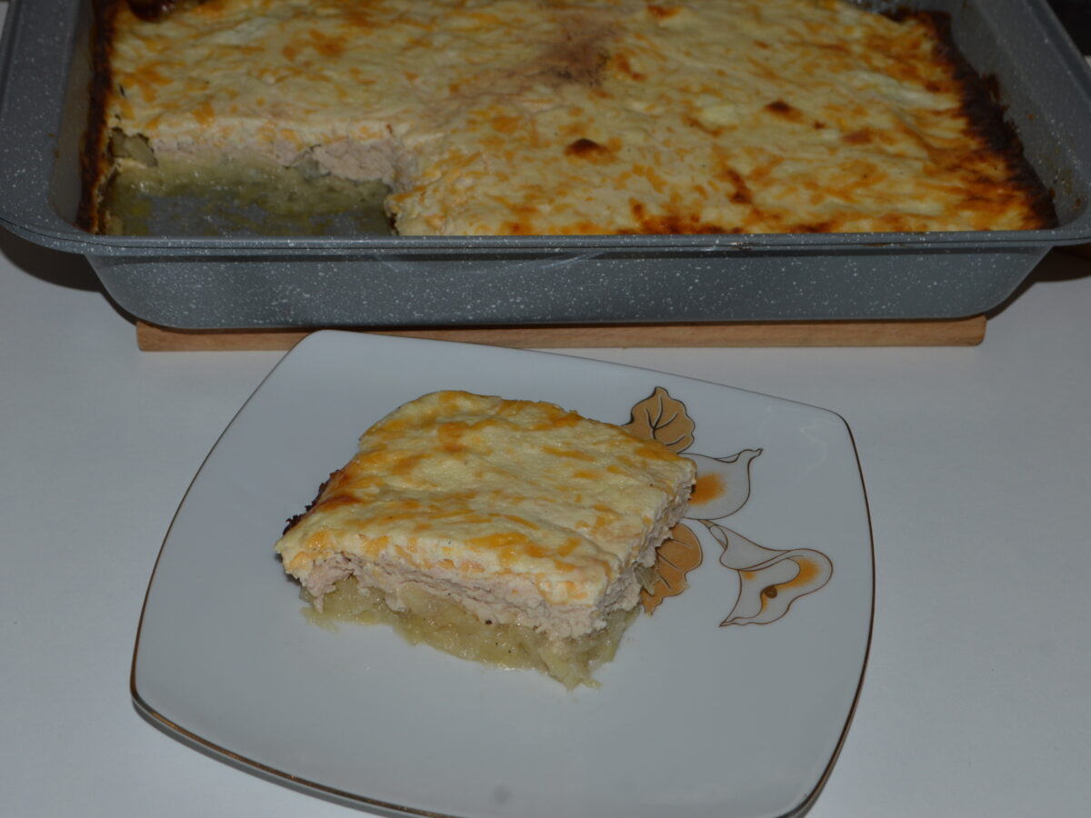 Cartofi in straturi cu carne tocata