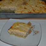 Cartofi in straturi cu carne tocata si cascaval la cuptor