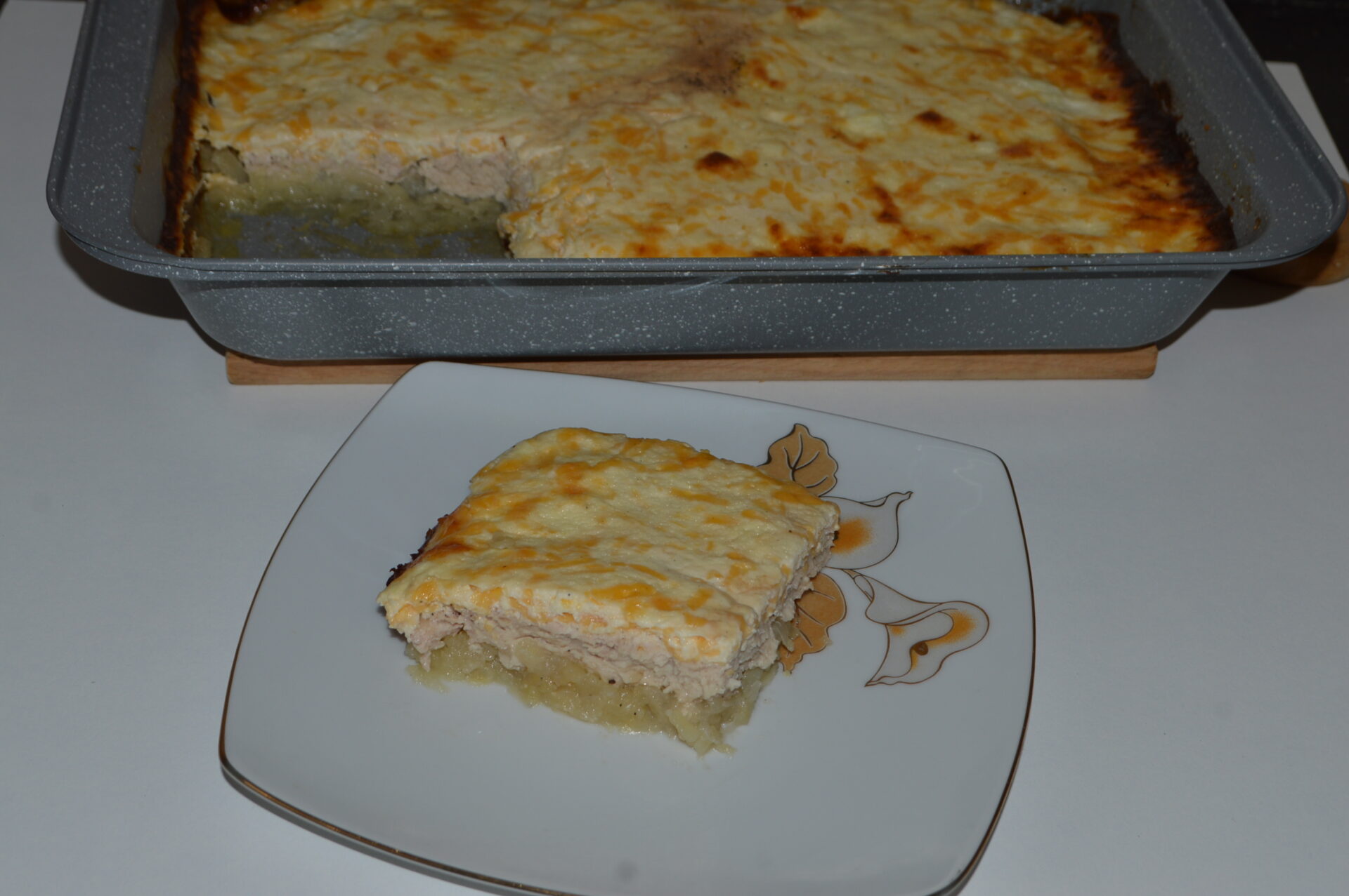 Cartofi in straturi cu carne tocata