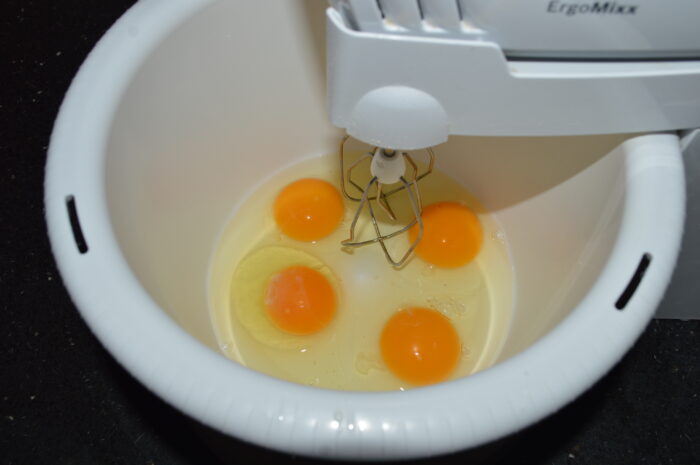 Bateti cu mixerul ouale