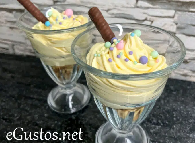 Desert crema de lamaie cu frisca