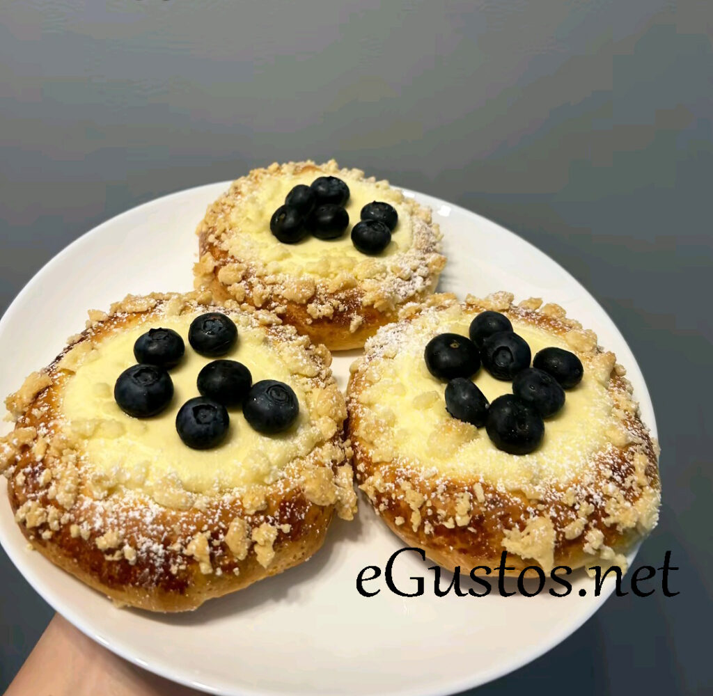 Chifle dulci cu branza (Vatrushka)