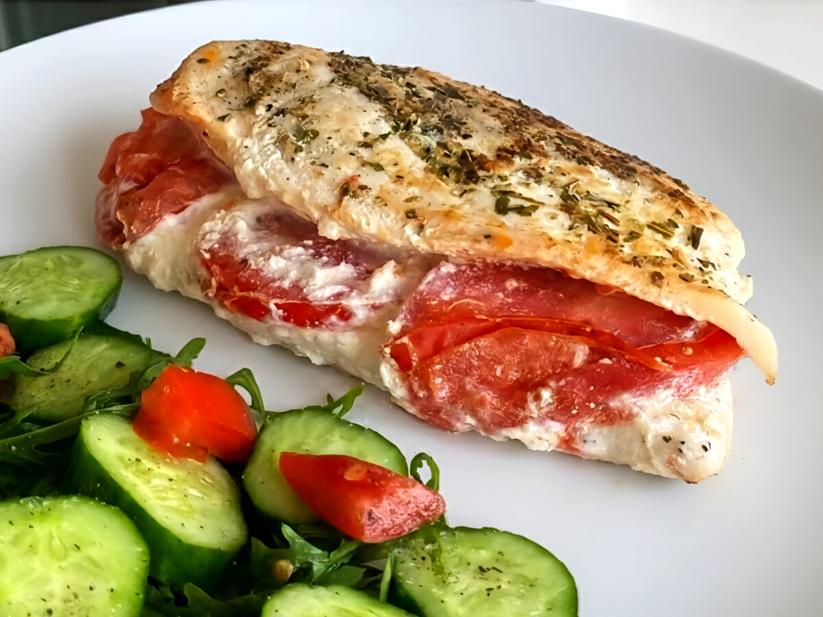 Piept de pui umplut cu cascaval si rosii poza