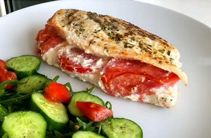 Piept de pui umplut cu cascaval si rosii poza