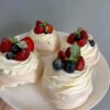 Prajitura Pavlova cu fructe de padure