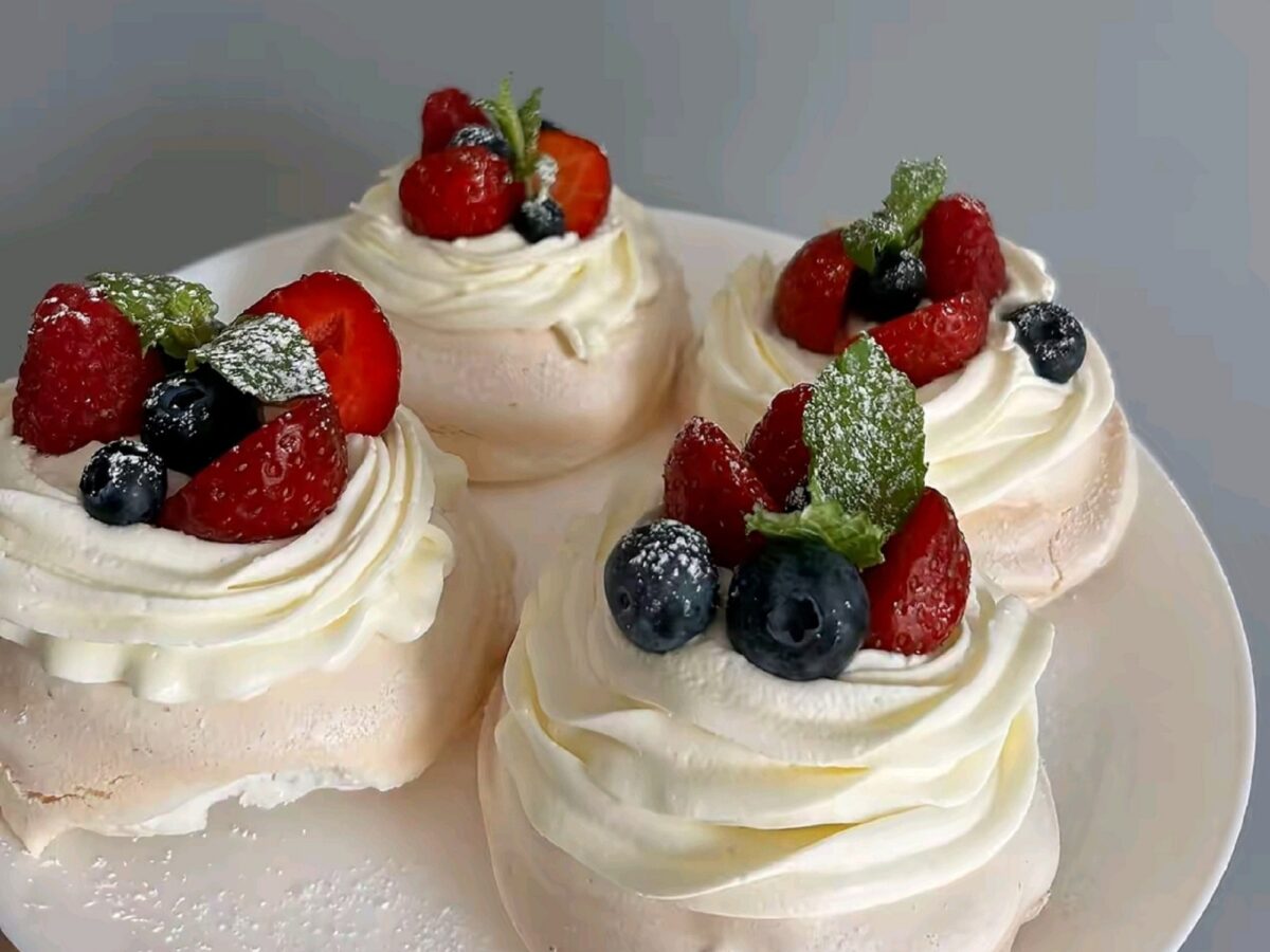 Prajitura Pavlova cu fructe de padure