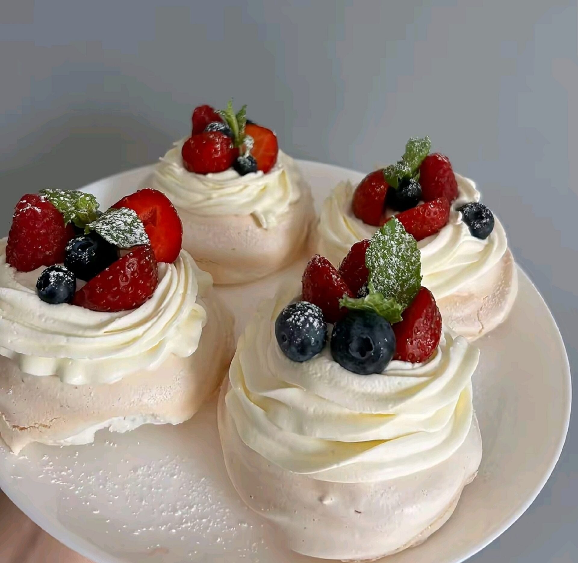 Prajitura Pavlova cu fructe de padure
