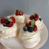 Prajitura Pavlova cu fructe de padure