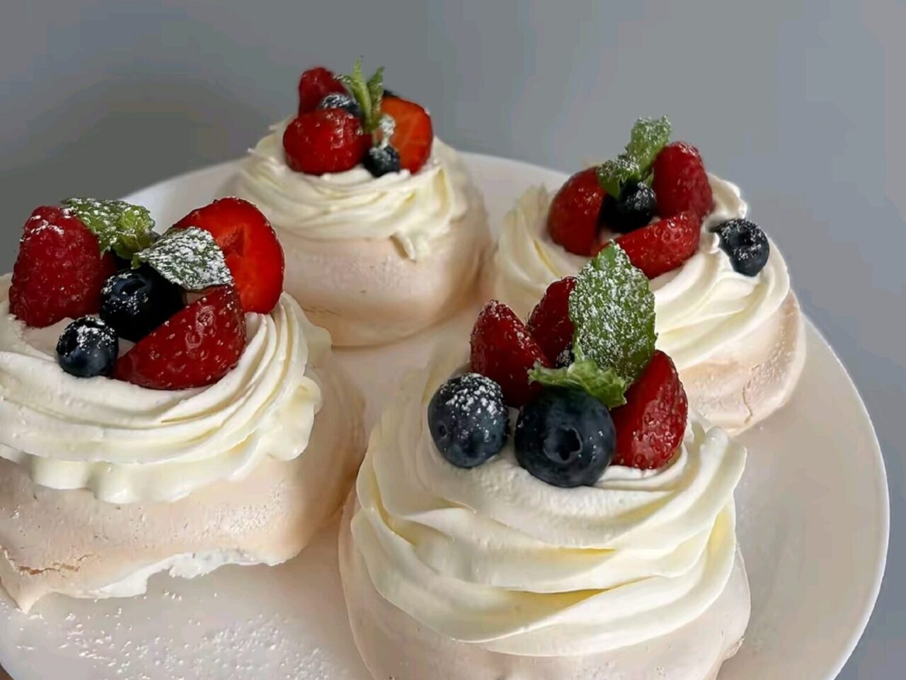 Prajitura Pavlova cu fructe de padure