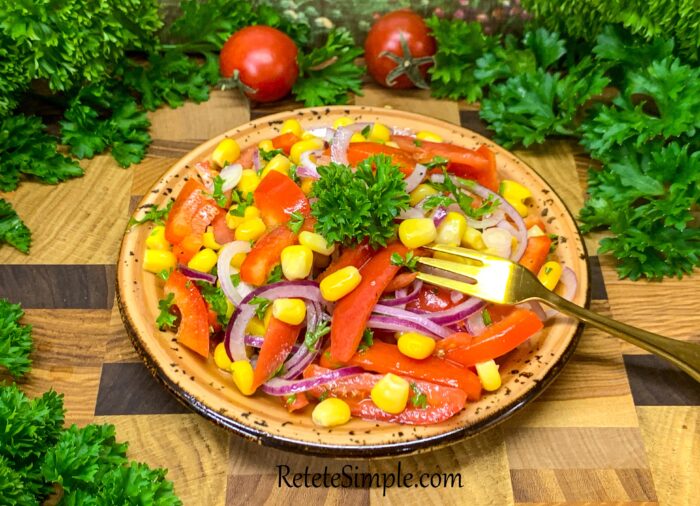 Reteta simpla de salata cu porumb si legume proaspete