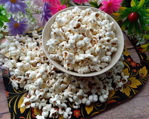 Bol mare umplut cu popcorn de casa