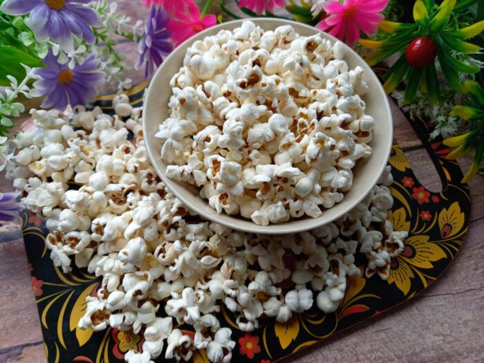 Bol mare umplut cu popcorn de casa