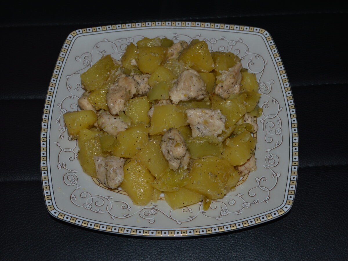 Cartofi inabusiti cu pui si ardei la tigaie poza