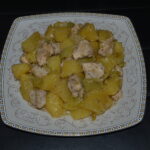 Cartofi inabusiti cu pui si ardei la tigaie