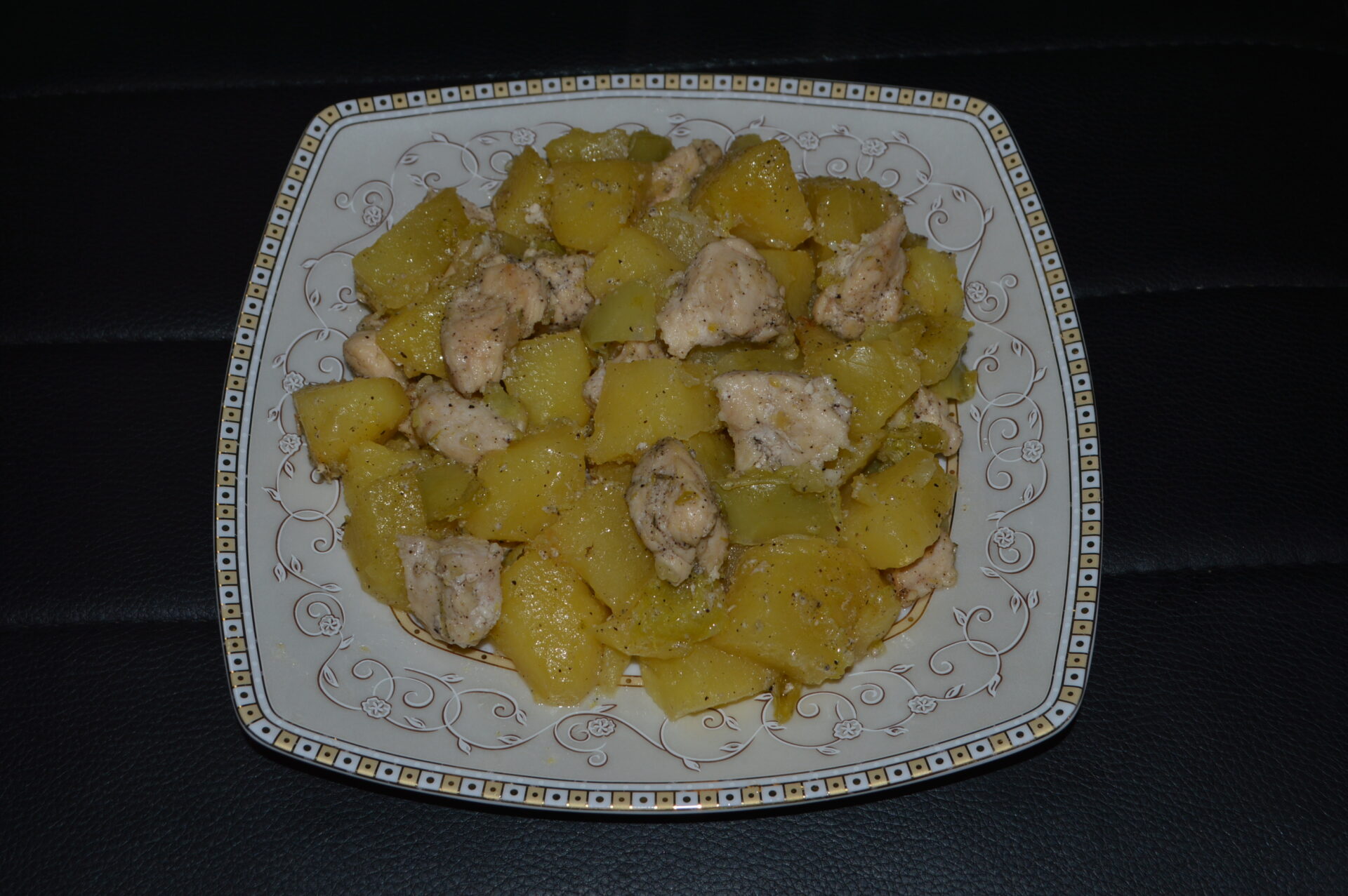 Cartofi inabusiti cu pui si ardei la tigaie poza