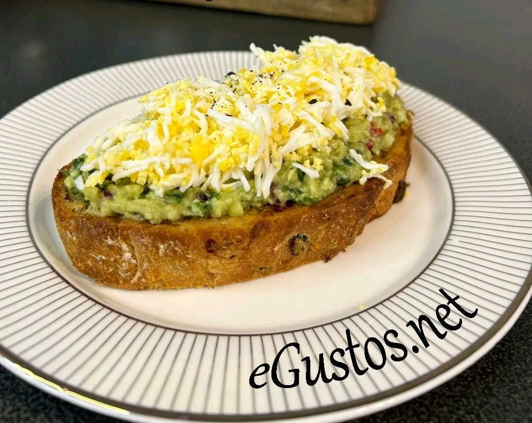 Toast cu guacamole si ou poza