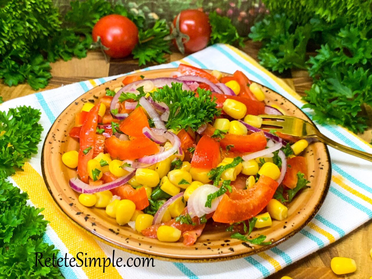 Salata de porumb cu rosii si ardei dulce poza