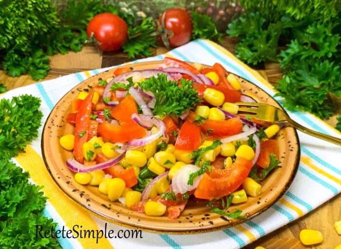 Salata de porumb cu rosii si ardei dulce poza