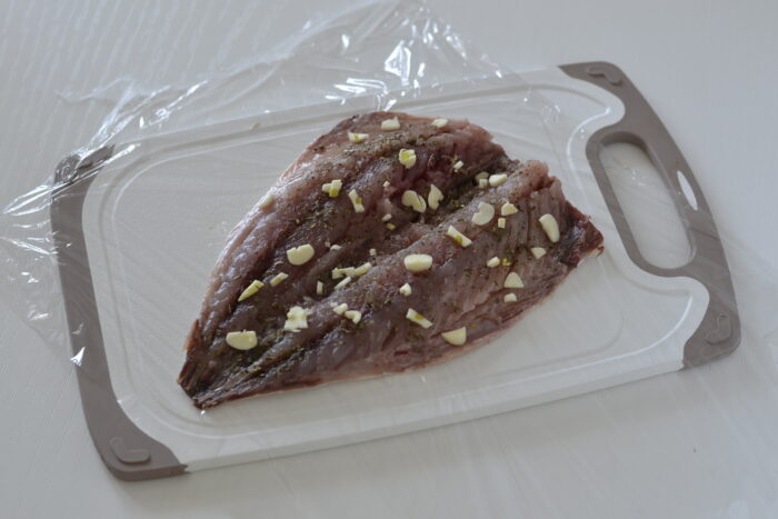 Usturoiul se curăță de coajă