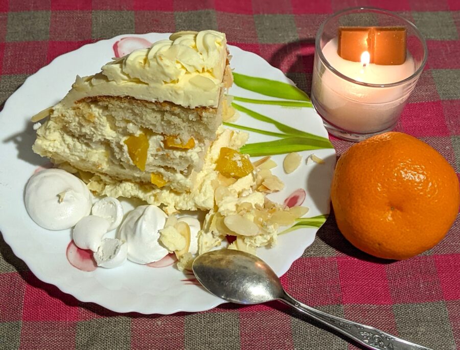 Tort cu mousse de fructe tropicale taiat