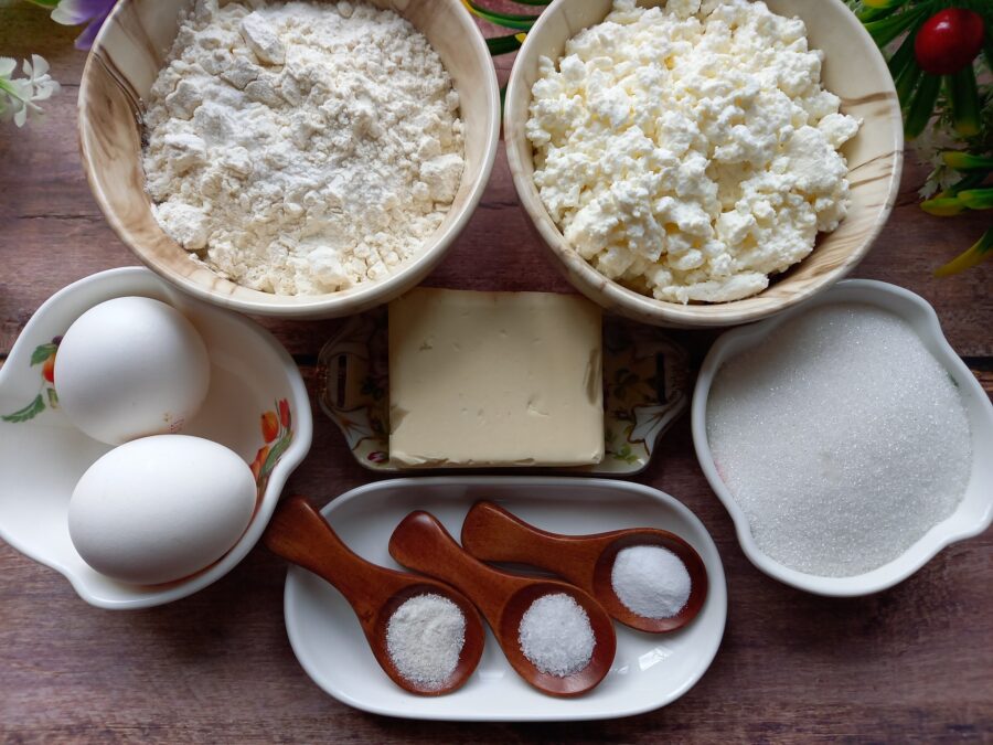 ingrediente aranjate rustic: branza, oua, unt, faina, zahar