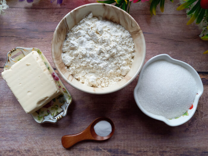 Se amestecă făina cu zahărul