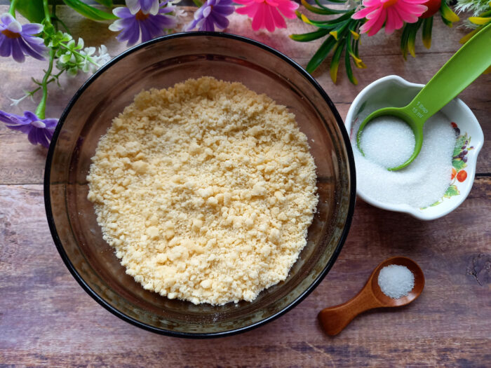 Amestecați toate ingredientele până la o stare sfărâmicioasă